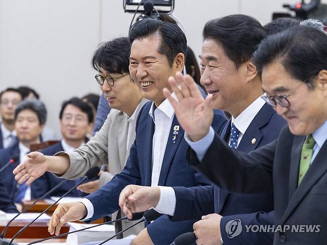 동료 의원들과 인사하는 정청래 전 대표 (서울=연합뉴스) 황광모 기자 = 더불어민주당 정청래 전 대표가 19일 국회에서 열린 외교통일위원회 전체 회의에 참석해 동료 의원들과 인사하고 있다. 2026.8.19 hkmpooh@yna.co.kr
