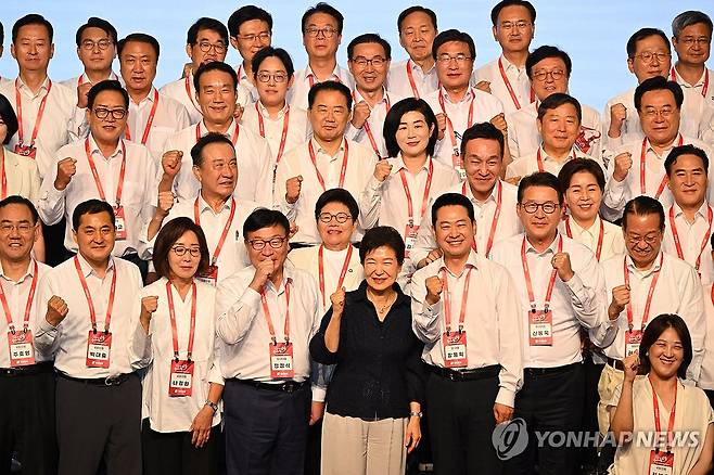 2026 국민의힘 국회의원 연찬회 (고양=연합뉴스) 이동해 기자 = 27일 경기도 고양시 장항동 소노캄 고양에서 열린 2026 국민의힘 국회의원 연찬회에서 박근혜 전 대통령과 장동혁 대표를 비롯한 참석 의원들이 기념 촬영하고 있다. 2026.8.27 [공동취재] eastsea@yna.co.kr