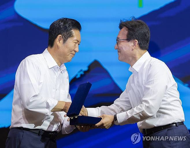 정청래 전 대표에게 감사패 전달하는 김민석 대표 (영종도=연합뉴스) 황광모 기자 = 더불어민주당 김민석 대표(오른쪽)가 27일 인천 중구 인스파이어 리조트에서 열린 2026년 정기국회 대비 국회의원 워크숍에서 전임 당 대표였던 정청래 의원에게 감사패를 전달하고 있다. 2026.8.27 hkmpooh@yna.co.kr