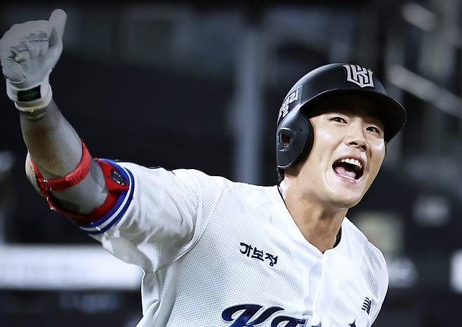 kt wiz 장진혁 kt 장진혁이 27일 수원케이티위즈파크에서 열린 2026 프로야구 두산 베어스와 홈 경기 4-4로 맞선 연장 11회말 끝내기 홈런을 친 뒤 환호하고 있다. [kt 제공. 재배포 및 DB 금지]