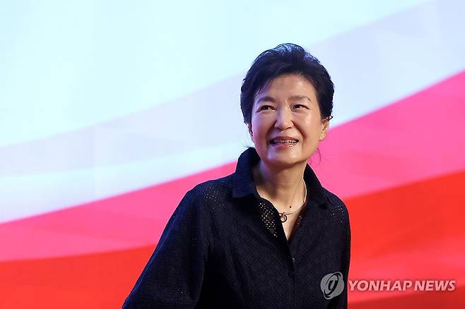 국민의힘 연찬회 참석한 박근혜 전 대통령 (고양=연합뉴스) 이동해 기자 = 박근혜 전 대통령이 27일 경기도 고양시 장항동 소노캄 고양에서 열린 2026 국민의힘 국회의원 연찬회에 참석, 발언을 위해 이동하고 있다. 2026.8.27 [공동취재] eastsea@yna.co.kr