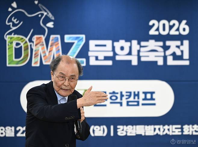 대하소설 ‘태백산맥’의 저자 조정래 작가가 3년 만의 신작 ‘서리꽃’을 펴냈다. 신세희기자