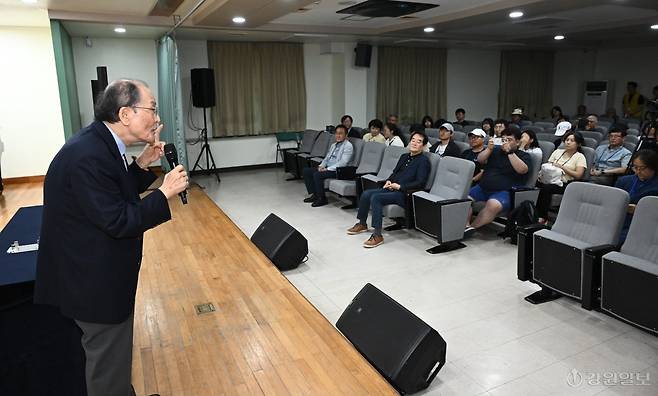 조정래 작가는 지난 22일 화천문화예술회관에서 열린 ‘DMZ 문학축전’ 문학강연에서 신간 ‘서리꽃’ 발간에 대한 소회를 밝혔다. 신세희기자