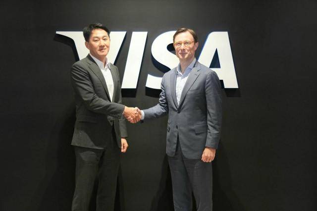 오경석 두나무 대표(왼쪽)와 올리버 젠킨 비자 글로벌 사장이 한국시간 27일(현지시간 26일) 미국 샌프란시스코에서 전략적 파트너십 로드맵을 발표한 뒤 기념촬영을 하고 있다. [사진=두나무]