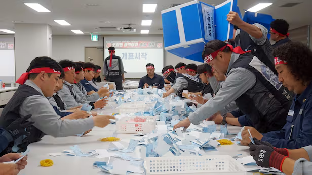 ▲HD현대중공업 노동조합(금속노조 현대중공업지부)이 27일 파업 찬반투표 개표를 진행 하고 있다. 사진=HD현대중공업 노조