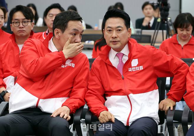 장동혁 국민의힘 대표와 김민수 최고위원이 지난 6월 3일 오후 서울 여의도 중앙당사에서 6·3 지방선거와 재보궐선거 출구조사 결과 방송을 보며 대화를 하고 있다. (사진=노진환 기자)