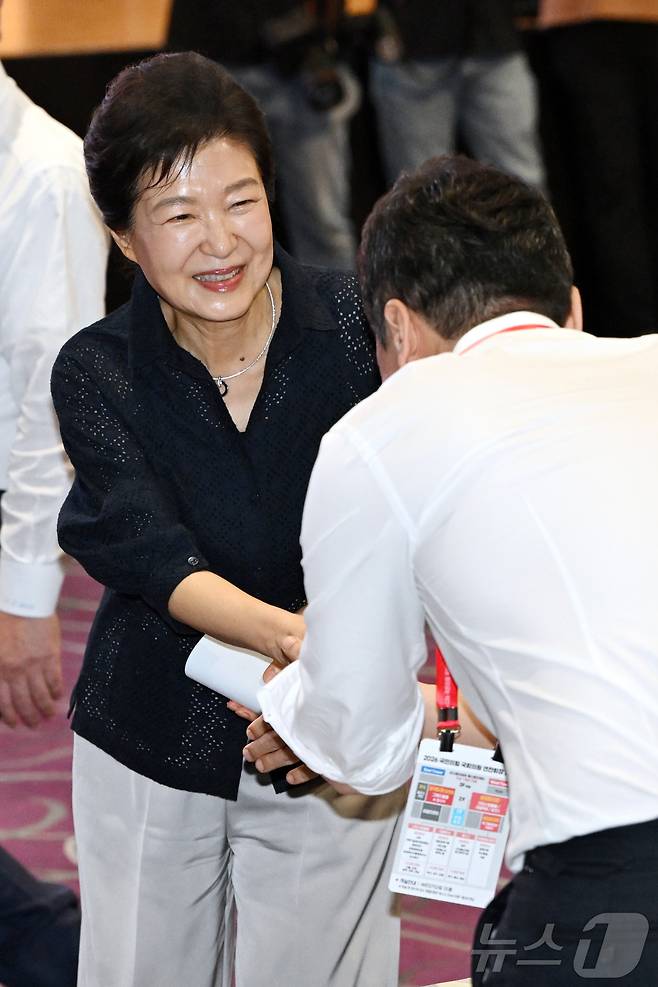 박근혜 전 대통령이 27일 오후 경기 고양시 소노캄 고양에서 열린 2026 국민의힘 국회의원 연찬회에 참석하며 김민수 최고위원과 인사를 하고 있다. (공동취재) 2026.8.27 ⓒ 뉴스1 황기선 기자