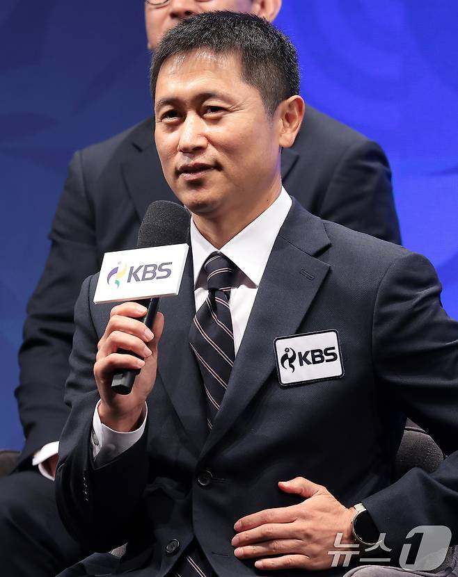 이영표 해설위원이 28일 서울 여의도 KBS 아트홀에서 진행된 '2026 아이치-나고야 아시안게임' 제작발표회에 참석해 인사말을 하고 있다. 2026.8.28 ⓒ 뉴스1 권현진 기자
