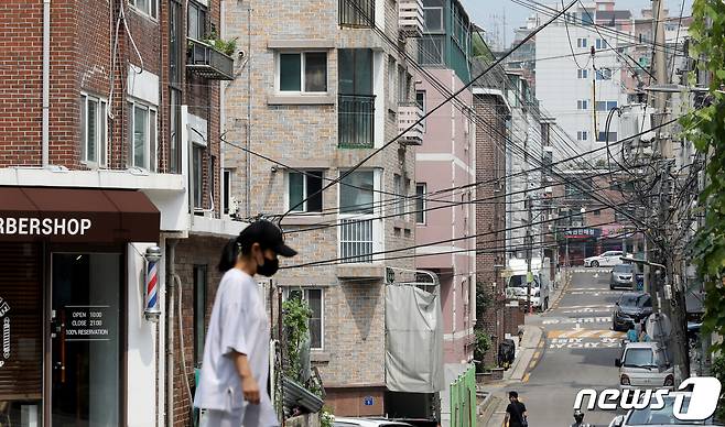 서울 강서구 빌라 밀집 지역에서 시민이 길을 걷고 있다. ⓒ 뉴스1 장수영 기자