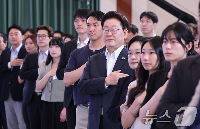 이재명 대통령이 28일 청와대에서 열린 청년 예산 언박싱 2027에서 국민의례를 하고 있다. (청와대통신사진기자단) 2026.8.28 ⓒ 뉴스1 허경 기자