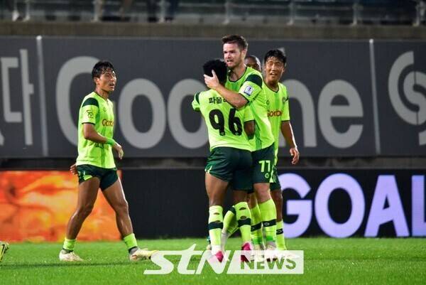 지난 김천전 코리아컵 16강전에서 득점한 채프먼/사진=김포FC
