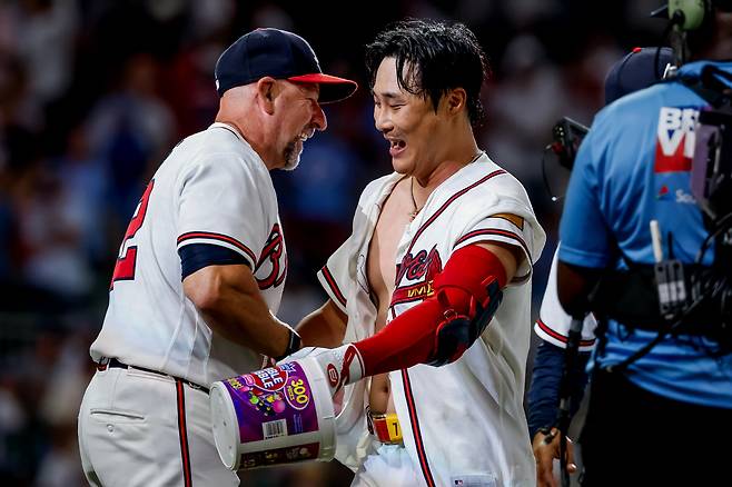 Atlanta Braves pinch-hitter Ha-Seong Kim, right, is congratulated by manager Walt Weiss, left, after Kim hit a game-winning RBI single against the Los Angeles Dodgers during the ninth inning of a baseball game, Wednesday, Aug. 26, 2026, in Atlanta. (AP Photo/Erik S. Lesser)        <저작권자(c) 연합뉴스, 무단 전재-재배포, AI 학습 및 활용 금지>