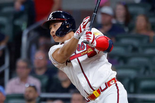 ATLANTA, GEORGIA - AUGUST 26: Ha-Seong Kim #7 of the Atlanta Braves hits a walk off single during the ninth inning against the Los Angeles Dodgers at Truist Park on August 26, 2026 in Atlanta, Georgia.   Todd Kirkland/Getty Images/AFP (Photo by Todd Kirkland / GETTY IMAGES NORTH AMERICA / Getty Images via AFP)        <저작권자(c) 연합뉴스, 무단 전재-재배포, AI 학습 및 활용 금지>