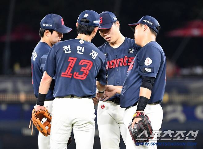 26일 광주 기아챔피언스필드에서 열린 KIA와 롯데의 경기. 5회 투수 교체 때 모인 롯데 한태양, 전민재, 고승민, 한동희가 미팅을 갖고 있다. 광주=박재만 기자 pjm@sportschosun.com/2026.08.26/