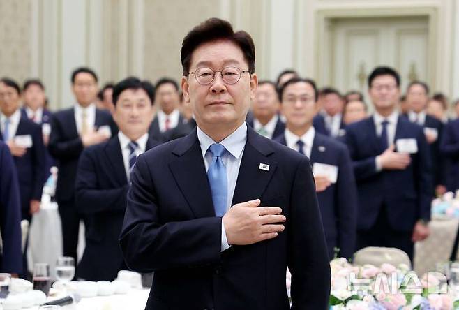 국민의례 하는 이재명 대통령./뉴시스