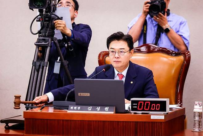 김성원 국회 산업통상자원중소벤처기업위원장이 8월 12일 서울 여의도 국회에서 열린 산업통상자원중소벤처기업위원회 전체회의에서 의사봉을 두드리고 있다. ⓒ뉴시스