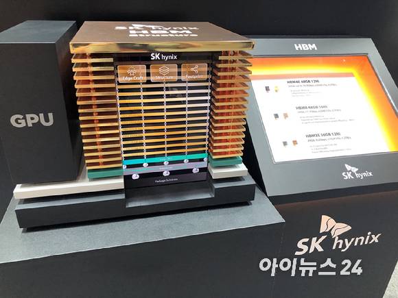 SK하이닉스의 HBM4를 확대한 모형. [사진=권서아 기자]