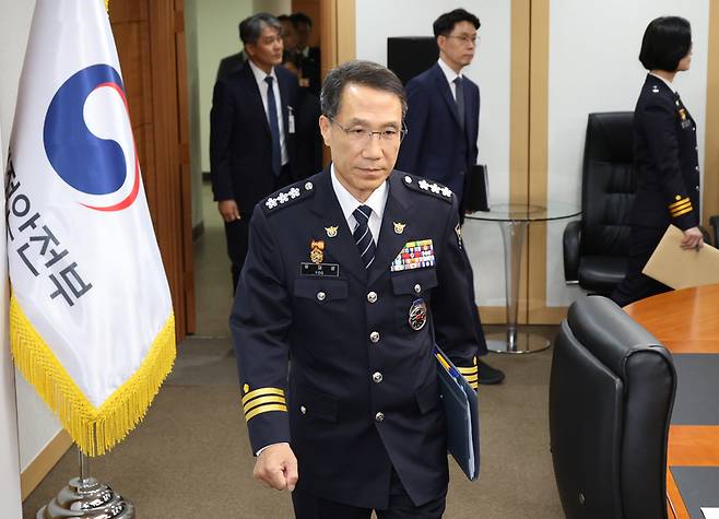 ▲ 26일 서울 종로구 정부서울청사에서 열린 경찰 지휘부 회의에 유재성 경찰청장 직무대행 등 경찰 지휘부가 입장하고 있다. 2026.8.26 연합뉴스 자료사진
