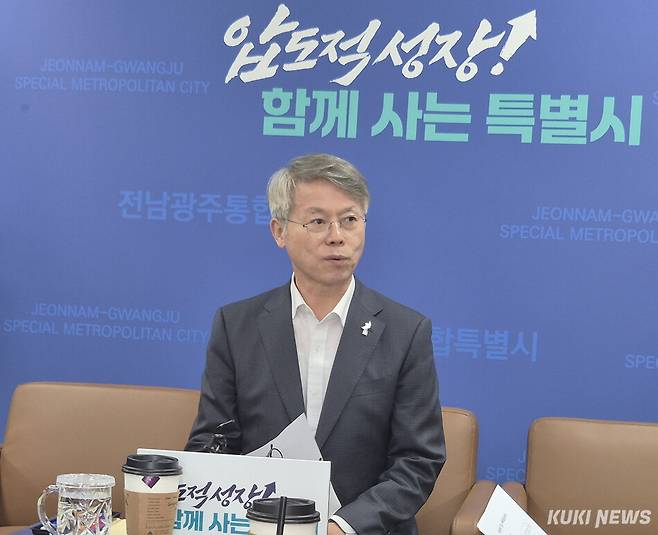 민형배 전남광주통합특별시장이 목포대와 순천대를 비롯한 지역 정치권과 관계기관에 “어느 대학이 선정되더라도 국립의대 신설을 성사시키는 일에 함께해 달라”며 대승적인 수용과 협력을 호소했다. /신영삼 기자