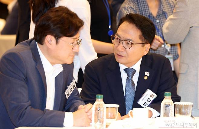 [인천=뉴시스] 고범준 기자 = 홍익표 정무수석과 박선원 더불어민주당 최고위원이 27일 인천 인스파이어 호텔에서 열린 2026년 더불어민주당 정기국회 대비 국회의원 워크숍에서 대화를 하고 있다. 2026.08.27. bjko@newsis.com /사진=고범준