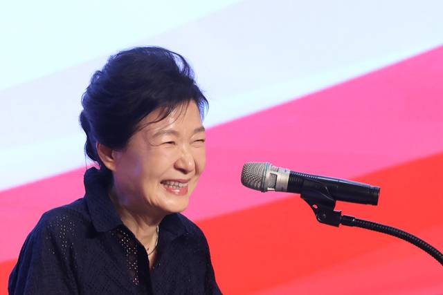박근혜 전 대통령이 27일 경기도 고양시 장항동 소노캄 고양에서 열린 2026 국민의힘 국회의원 연찬회에서 인사말을 하고 있다. 연합뉴스