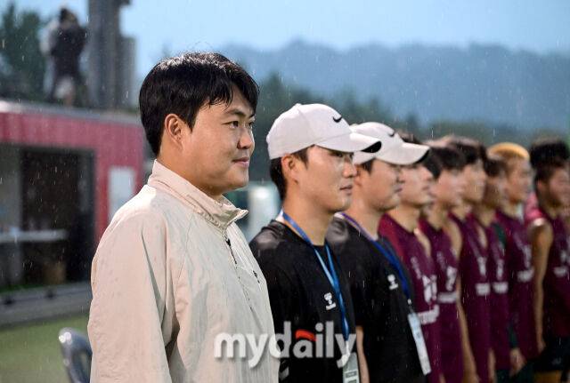 2026년 8월 27일 오후 경상남도 합천군 군민체육공원 2구장에서 열린 '水려한합천 제21회 1.2학년 대학축구연맹전(한.일 교류전 선발)' 황가람기 결승전, 동명대학교와 선문대학교의 경기.동명대 이승준 감독이 지켜보고 있다./합천군민체육공원=유진형 기자