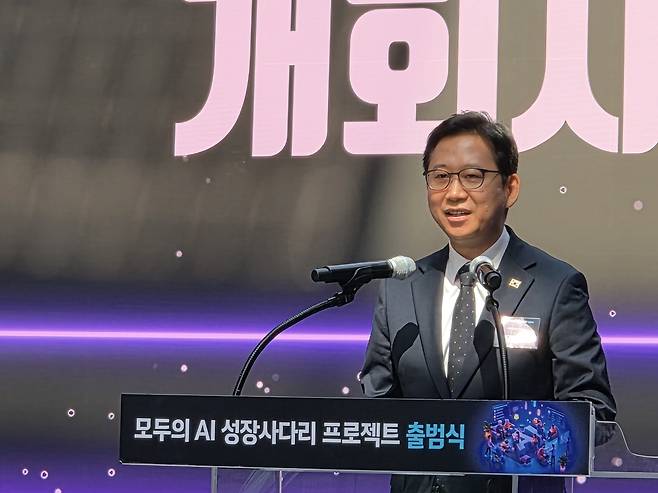 지난 3일 국립광주과학관에서 열린 모두의 AI 성장사다리 프로젝트 출범식에서 배경훈 부총리가 축사하고 있다. [과학기술정보통신부 제공]
