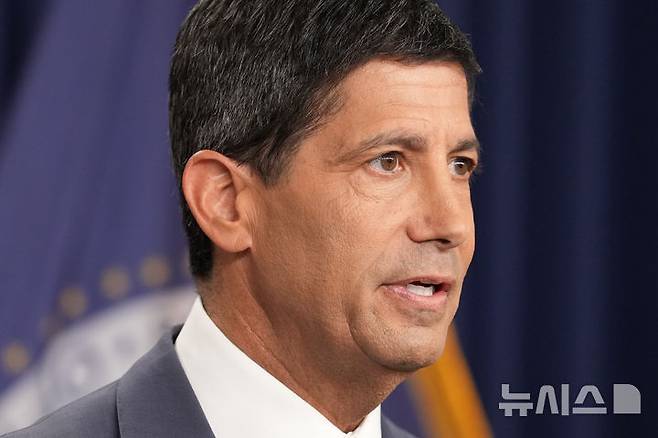 [워싱턴=AP/뉴시스] 28일(현지 시간) 월스트리트저널(WSJ)에 따르면 스콧 베선트 미 재무장관은 최근 장기 국채 바이백 규모를 최소 두 배로 확대하겠다고 발표했다. 사진은 케빈 워시 미국 연방준비제도(Fed·연준) 의장이 29일(현지 시간) 연방공개시장위원회(FOMC) 정례회의 후 기자회견에서 발언하고 있다. 2026.08.28.