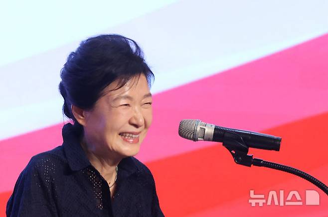 [고양=뉴시스] 최진석 기자 = 박근혜 전 대통령이 27일 오후 경기 고양시 일산동구 소노캄 고양에서 열린 '2026 국민의힘 국회의원 연찬회'에서 발언을 하고 있다. (공동취재) 2026.08.27. myjs@newsis.com