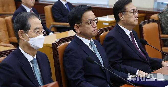 [서울=뉴시스] 고승민 기자 = 특검이 헌법재판관 미임명 및 졸속 지명 의혹으로 기소된 한덕수 전 국무총리에게 징역 5년을 구형했다. 재판부는 오는 10월 26일 오후 2시 선고할 예정이다. 사진은 한덕수(왼쪽부터) 전 국무총리, 최상목 대통령 권한대행 겸 기획재정부 장관, 정진석 대통령 비서실장이 지난해 2월 6일 서울 여의도 국회에서 열린 윤석열 정부의 비상계엄 선포를 통한 내란혐의 진상규명 국정조사특별위원회 전체회의(청문회)에 출석한 모습. 2026.08.28. kkssmm99@newsis.com