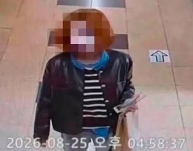 지난 25일 오후 강원 원주시 한 여자고등학교 내 폐쇄회로(CC)TV에 포착돼 ‘여장 남자’로 경찰에 신고된 인물(사진)은 조사 결과 10대 여성이었던 것으로 확인됐다. 독자 제공 연합뉴스