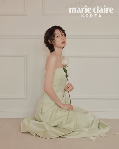 김연아 연두색 오프숄더 드레스 장미 화보