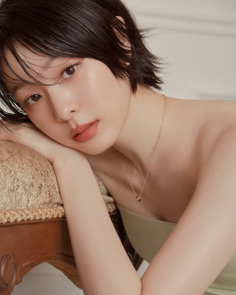 김연아 숏컷 클로즈업 화보