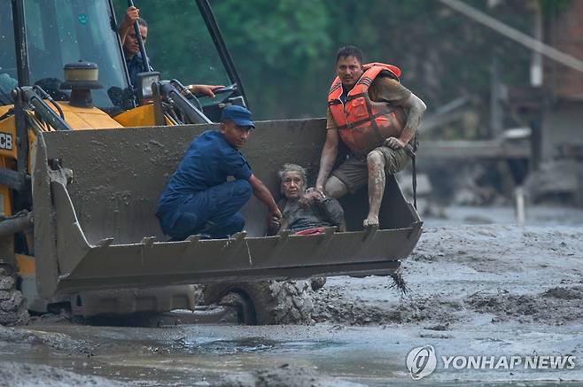 굴착기에 구조된 네팔 대홍수 생존자들 [AP=연합뉴스. 재판매 및 DB 금지]