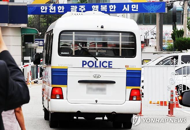 검찰로 송치되는 장윤기 사건 수사팀장 (전남광주=연합뉴스) 정다움 기자 = 15일 오후 전남광주 북구 오치동 북부경찰서에서 증거인멸 등 혐의로 구속된 A 경감이 탑승한 호송차가 이동하고 있다.
    장윤기 사건을 담당한 수사팀 팀장인 A 경감은 존재를 알고도 케이블타이·리얼돌 등을 실물로 확보하지 않은 혐의 등을 받아 이날 검찰에 송치됐다. 2026.7.15 daum@yna.co.kr