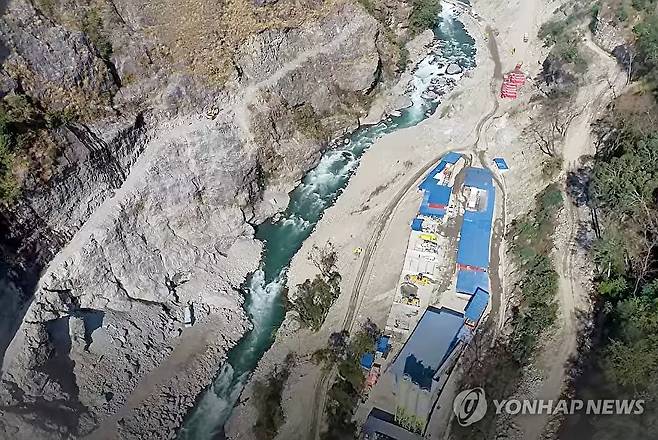 네팔 어퍼트리슐리(UT)-1 수력발전소 건설 현장 일대 (서울=연합뉴스) 지난 26일 네팔 중북부의 히말라야 산악지대에서 대규모 홍수가 발생해 현지에서 수력발전소를 짓던 한국인 근로자 9명의 연락이 두절되면서 해당 기업이 27일 현지로 대응 인력을 급파했다. 
    사진은 두산에너빌리티가 지난 2023년 홍보 영상을 통해 소개한 네팔 어퍼트리슐리(UT)-1 수력발전소 건설 현장 일대 모습. 두산에너빌리티는 발전소의 설계·조달·시공(EPC) 공사를 수행 중이다. 2026.8.27 [두산에너빌리티 TV 유튜브 캡처. 재판매 및 DB 금지] photo@yna.co.kr