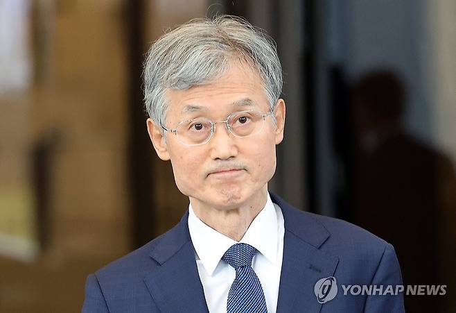 퇴근하는 조희대 대법원장 (서울=연합뉴스) 서명곤 기자 = 조희대 대법원장이 28일 서울 서초구 대법원을 나서고 있다.
    조 대법원장은 이날 오후 6시 11분께 서울 서초구 대법원 청사 퇴근길에 취재진과 만나 '대법관 재제청 요구에 대한 입장'에 대한 질문에 "우선 국민 여러분께 심려를 끼쳐 송구하다"며 "자세한 내용은 검토 중"이라고 답변했다. 2026.8.28 seephoto@yna.co.kr