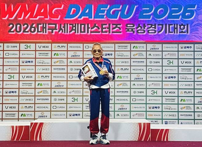 태국인 사왕 잔프람 씨가 29일 오후 대구스타디움 광장에 마련된 시상식장에서 열린 ‘최고령 특별시상식’을 마친뒤 기념촬영을 하고 있다. /황인무기자