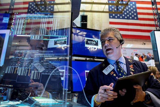 미국 뉴욕증권거래소(NYSE) 입회장에서 한 트레이더가 업무를 처리하고 있다. /연합뉴스