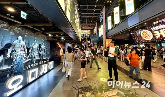 5일 서울 CGV 용산아이파크몰점에서 영화 관람객들이 북적이고 있다. CGV 용산아이파크몰점은 국내 최대 아이맥스 특별관을 운영하고 있다. [사진=정소희 기자]