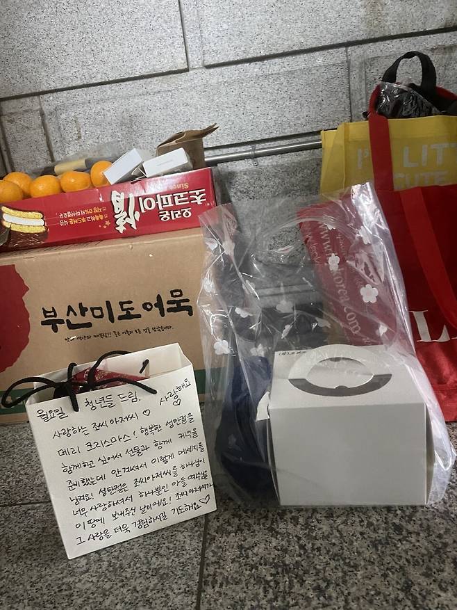 김원태 양수민 부부가 지난 3년간 선한목자젊은이교회의 청년들과 서울 잠실역 인근에서 거리의 노숙인을 만나는 모습. 부부 제공