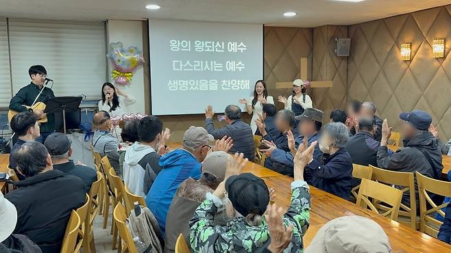 김원태 양수민 부부가 결혼식을 앞두고 지난 5월1일 노동절에 경기도 성남 선한목자교회에서 노숙인을 모시고 피로연을 진행하고 있다. 부부 제공