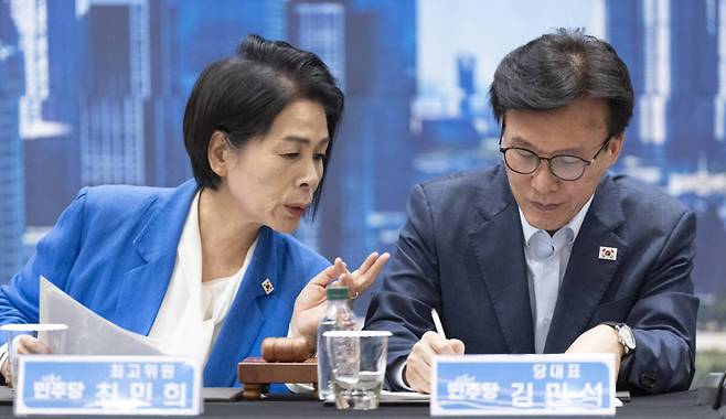 더불어민주당 김민석 대표(오른쪽)와 최민희 최고위원이 28일 인천시 영종구 인스파이어 리조트에서 열린 최고위원회의 도중 대화하고 있다. 연합뉴스