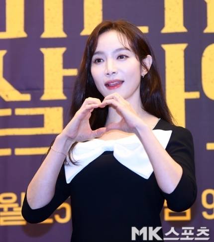 배우 이민영이 부친상을 당해 슬픔에 잠긴 가운데, 오랜 연인인 안형조 지담미디어 대표가 상주로 빈소를 지키며 든든한 버팀목이 되어주고 있다.사진=김재현  기자