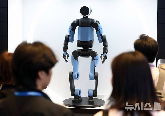 [서울=뉴시스] 조성우 기자 = 2026 국토교통기술대전을 찾은 관람객들이 현대자동차 부스에서  차세대 전동식 휴머노이드 로봇 '아틀라스'를 살펴보고 있다. 2026.06.24. xconfind@newsis.com