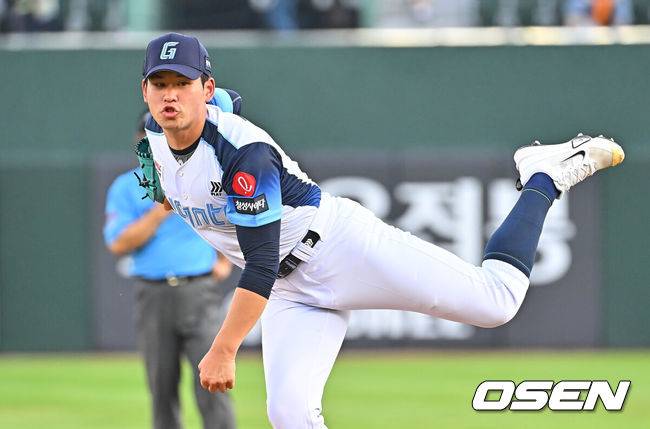 [OSEN=부산, 이석우 기자] 31일 부산 사직야구장에서 2026 신한 SOL KBO 리그 롯데 자이언츠와 삼성 라이온즈의 경기가 열렸다. 홈팀 롯데는 김진욱이, 방문팀 삼성은 원태인이 선발 출전했다.롯데 자이언츠 선발 투수 김진욱이 역투하고 있다. 2026.07.31 / foto0307@osen.co.kr