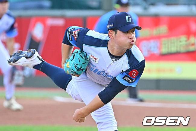 [OSEN=부산, 이석우 기자] 31일 부산 사직야구장에서 2026 신한 SOL KBO 리그 롯데 자이언츠와 삼성 라이온즈의 경기가 열렸다. 홈팀 롯데는 김진욱이, 방문팀 삼성은 원태인이 선발 출전했다.롯데 자이언츠 선발 투수 김진욱이 역투하고 있다. 2026.07.31 / foto0307@osen.co.kr