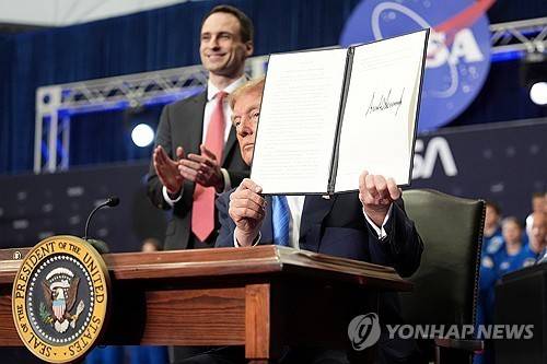 우주군 사관학교 창설 행정명령에 서명한 트럼프 [AP=연합뉴스. 재판매 및 DB 금지]