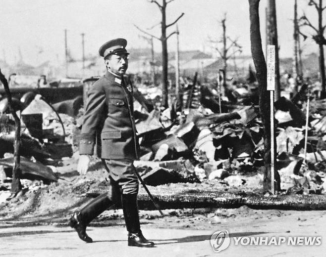 태평양 전쟁 중 히로히토 일왕의 모습. 1945년 3월 18일 히로히토(裕仁·1901∼1989) 당시 일왕이 미군의 도쿄대공습으로 폐허가 된 도쿄의 한 신사를 둘러보고 있다. [교도=연합뉴스 자료사진]