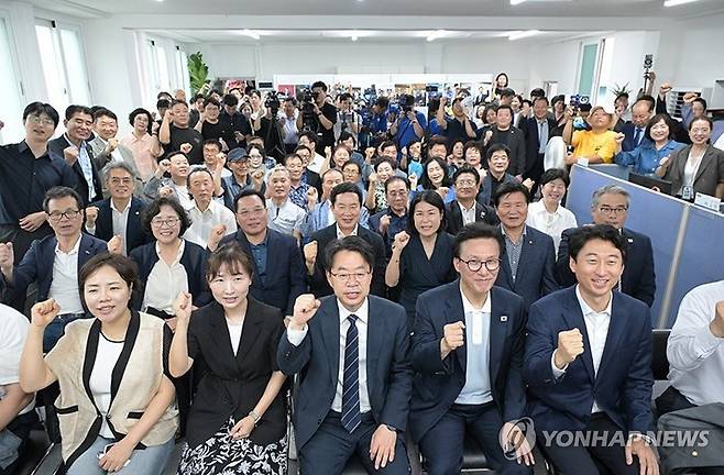 박홍배, 부산 사상에 지역사무소 개소 (부산=연합뉴스) 더불어민주당 박홍배 의원이 29일 열린 부산 사상구 지역사무소 개소식에서 당원들과 파이팅을 외치고 있다. 행사에는 김민석 더불어민주당 대표와 권미경 최고위원, 김태선·김기표·허성무 국회의원을 비롯한 당 주요 인사와 지역 정치인이 참석했다. 2026.8.29 [박홍배 의원실 제공. 재판매 및 DB 금지] psj19@yna.co.kr